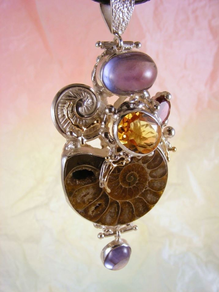 gregory pyra piro handcrafted pendant 6852, unique design jewellery from silver and gold with faceted gemstones and ammonite, unique design pendant with citrine and garnet, unique design pendant with cabochon fluorite, art jewellery exhibited in trade fairs, one of a kind jewellery, handmade jewelry with natural pearls and stones sold in art and craft galleries