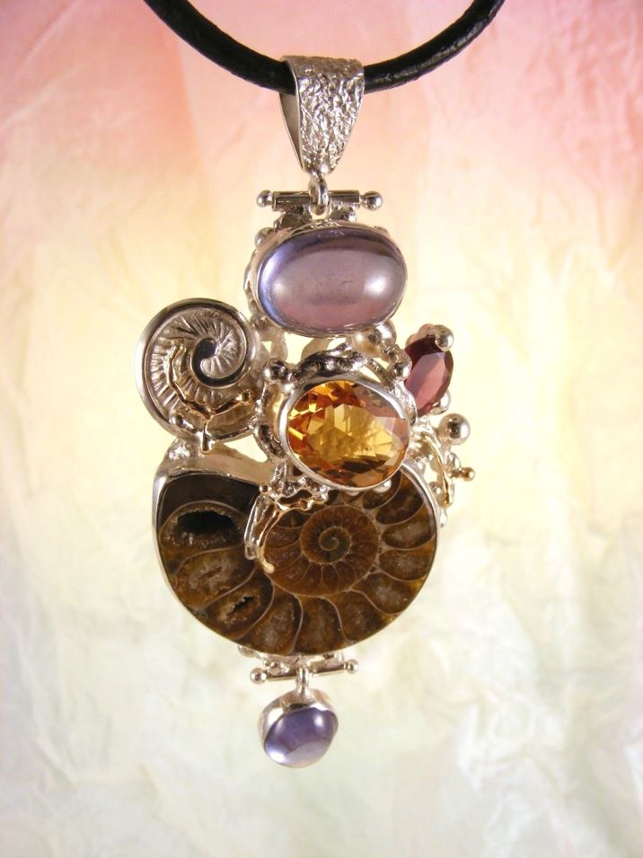 gregory pyra piro handcrafted pendant 6852, unique design jewellery from silver and gold with faceted gemstones and ammonite, unique design pendant with citrine and garnet, unique design pendant with cabochon fluorite, art jewellery exhibited in trade fairs, one of a kind jewellery, handmade jewelry with natural pearls and stones sold in art and craft galleries