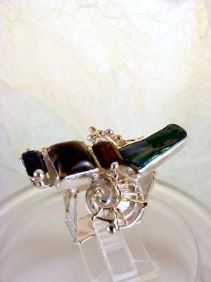 Gregory Pyra Piro handgefertigter zeitgenössischer Design Ring 7439, einzigartiges Design Zeitgenössischer Schmuck für Frauen mit facettierten Edelsteinen und Perlen, einzigartiger Designring mit Amethyst und Granat, einzigartiger handgefertigter Ring mit Amethyst und Iolith, Goldschmiedekunst mit gemischten Metallen, zeitgenössischer Designschmuck, der in Kunstgalerien gezeigt wird