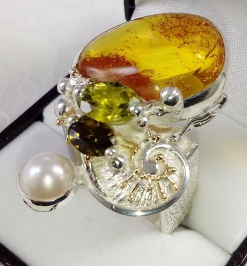 Anillo 84942, plata de ley y oro 585, ámbar, peridoto, turmalina verde, perla, original hecho a mano, joyas de autor, Gregorio Pyra Piro