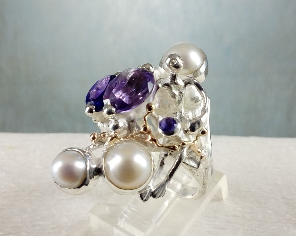 gregory pyra piro sculptural ring 8070, silver and gold jewelry with gemstones for women, gold and silver jewelry with natural pearls and gemstones, retro style jewelry for women, handcrafted jewellery with amethyst, handmade jewellery with pearls, jewelry like no one else has, jewelry with sculptural design, handcrafted rings for women with amethyst and pearl