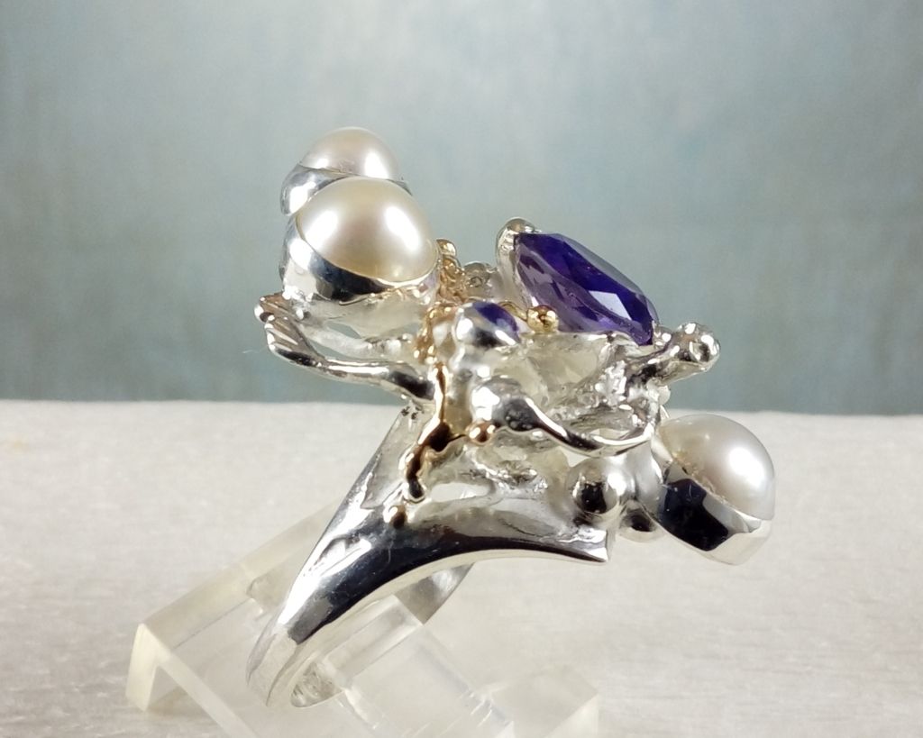 gregory pyra piro sculptural ring 8070, silver and gold jewelry with gemstones for women, gold and silver jewelry with natural pearls and gemstones, retro style jewelry for women, handcrafted jewellery with amethyst, handmade jewellery with pearls, jewelry like no one else has, jewelry with sculptural design, handcrafted rings for women with amethyst and pearl