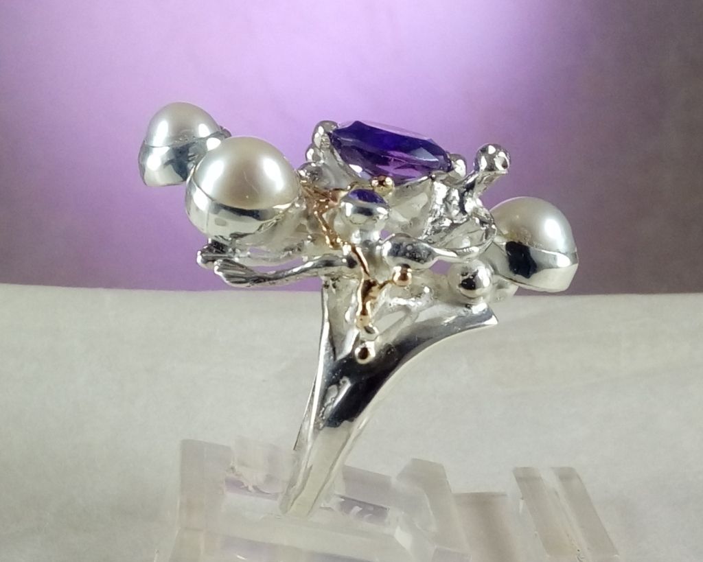 gregory pyra piro skulpturell ring 8070, smykker selges i kunstgallerier, smykker selges i håndverksgallerier, håndlagde ametystsmykker, håndlagde perlesmykker, smykker ingen andre har, skulpturelle smykker, håndlaget ametyst og perle ring