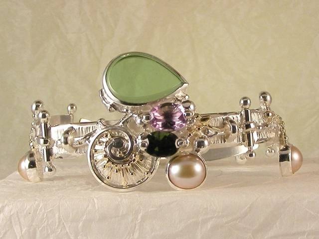 gregory pyra piro handmade bracelet 4832, bracelet made by artist, bracelet made from silver and gold, bracelet with amethyst and green tourmaline, bracelets made with gemstones and glass, jewellery shown in international exhibitions, jewellery sold in art and craft galleries