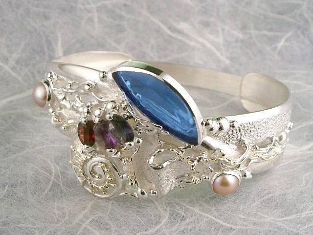 jewelry shown in international jewelry fairs and and exhibitions, bracelet handcrafted and made by artist, bracelets sold in art and craft galleries, mixed metal handcrafted jewelry, bracelet made from silver and gold, gregory pyra piro handcrafted bracelet 2080