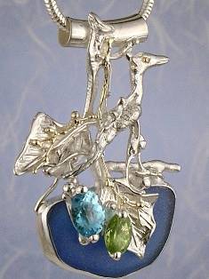 håndlagde smykker laget av en håndverker, hvor man kan kjøpe smykker laget av en håndverker, hvor man kan kjøpe smykker inspirert av retro-fasjon, hvor man kan kjøpe smykker med antikk utseende, kunstgallerier som selger håndlagde smykker, hvor man kan kjøpe smykker som selges i kunstgallerier , Blå topas, Peridot, Sjøglass, Anheng med Blå topas og Peridot Nummer 6320