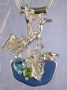 jewellery with seaside theme, jewellery with seashells theme, jewellery with nature theme, jewllery with ocean theme, jewelry made by artist, mixed metal jewelry made from silver and gold, handcrafted pendant with blue topaz and peridot 6320