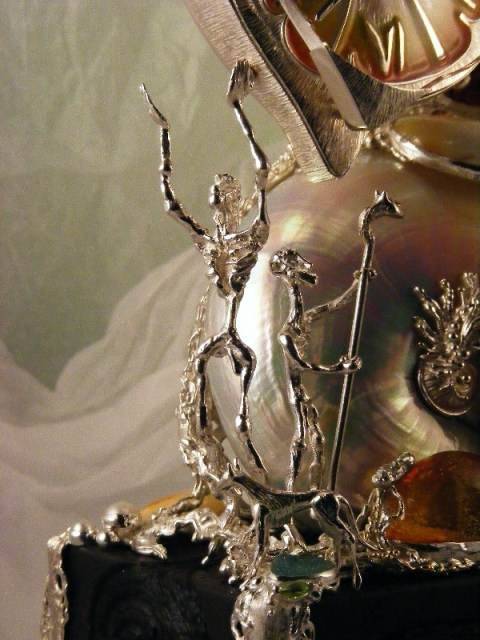 Gregory Pyra Piro Uhr Skulptur Kalkomat 1, Uhr Skulptur in Silber und Gold, Uhr Skulptur mit Bernstein und Edelsteinen, Uhr Skulptur mit Perlen, Uhr Skulptur mit Emaille