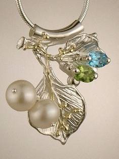 jewellery with seaside theme, jewellery with seashells theme, jewellery with nature theme, jewllery with ocean theme, jewelry made by artist, mixed metal jewelry made from silver and gold, handcrafted rings for women with blue topaz and peridot 7965
