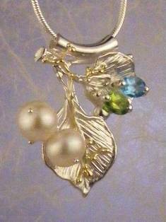 jewellery with seaside theme, jewellery with seashells theme, jewellery with nature theme, jewllery with ocean theme, jewelry made by artist, mixed metal jewelry made from silver and gold, handcrafted pendant with blue topaz and peridot 7594