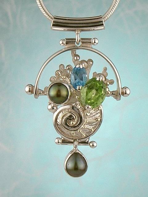jewellery with seaside theme, jewellery with seashells theme, jewellery with nature theme, jewllery with ocean theme, jewelry made by artist, mixed metal jewelry made from silver and gold, handcrafted pendant with blue topaz and peridot 9200