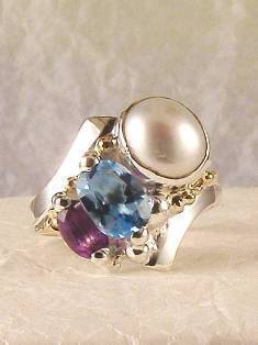 stříbro a 18 karátové zlato, ametyst, modrý topaz, perla, umělecké šperky v Prazě od umělec Gregory Pyra Piro, prstýnek 4273