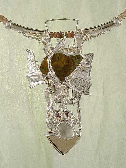 Original handgefertigtt, Silber und Gold, Ammonit, Amethyst, Mondstein, Turmalin, Perlen, Glas, Brosche-Halskette mit Ammonit Artikelnummer 3297