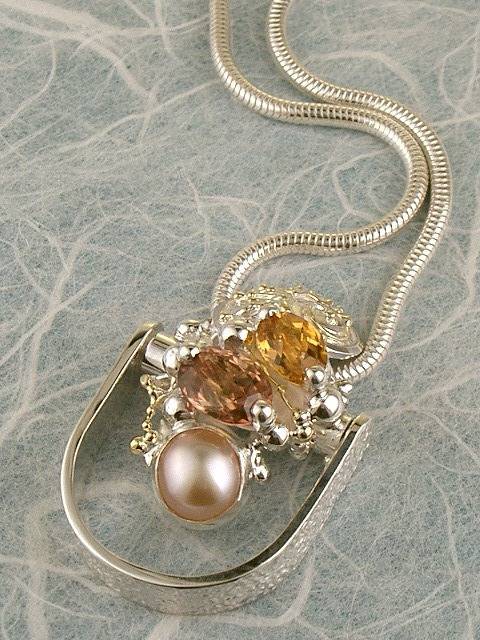 stříbro a 18 karátové zlato, růžový turmalín, citrín, perla, ručně vyrobene prstýnky přívěsky, umělecké šperky v Prazě od umělec Gregory Pyra Piro, prsten přívěsek 3682
