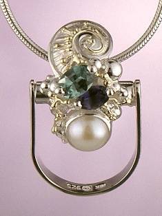 stříbro a 18 karátové zlato, iolít, grön turmalín, perla, ručně vyrobene prstýnky přívěsky, umělecké šperky v Prazě od umělec Gregory Pyra Piro, prsten přívěsek 7562