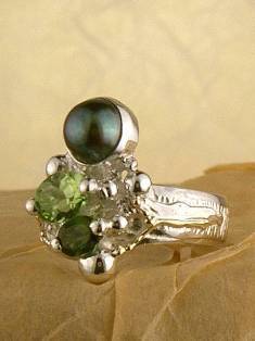 stříbro a 18 karátové zlato, turmalín, olivín, perla, umělecké šperky v Prazě od umělec Gregory Pyra Piro, prstýnek 3749