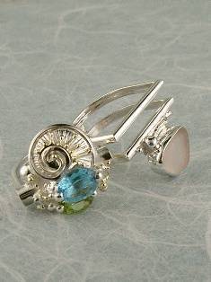 jewellery with seaside theme, jewellery with seashells theme, jewellery with nature theme, jewllery with ocean theme, jewelry made by artist, mixed metal jewelry made from silver and gold, handcrafted rings for women with blue topaz and peridot 6043