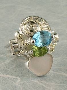 jewellery with seaside theme, jewellery with seashells theme, jewellery with nature theme, jewllery with ocean theme, jewelry made by artist, mixed metal jewelry made from silver and gold, handcrafted rings for women with blue topaz and peridot 6043