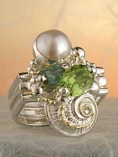 jewellery with seaside theme, jewellery with seashells theme, jewellery with nature theme, jewllery with ocean theme, jewelry made by artist, mixed metal jewelry made from silver and gold, handcrafted rings for women with blue topaz and peridot 3843
