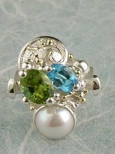 jewellery with seaside theme, jewellery with seashells theme, jewellery with nature theme, jewllery with ocean theme, jewelry made by artist, mixed metal jewelry made from silver and gold, handcrafted rings for women with blue topaz and peridot 2792