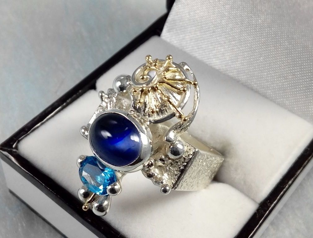 firkantig ring 1625, sterlingsilver, 14 karat guld, ametist, blå topas, ursprungliga handgjorda, konstsmycken, bärbar konst, Gregory Pyra Piro