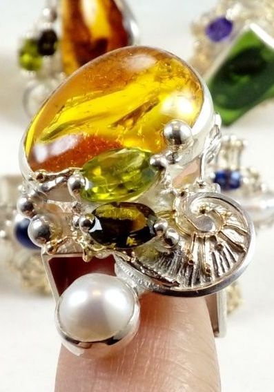firkantig ring 84942, sterlingsilver og guld, bärnsten, peridot, grön turmalin, pärla, ursprungliga handgjorda, konstsmycken, bärbar konst, Gregory Pyra Piro