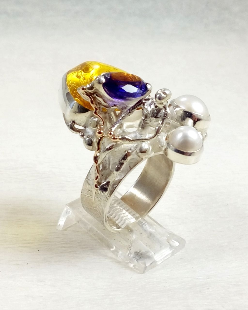 gregory pyra piro konstsmycken skulpturell ring 3045, ringar gjorda av hantverkare, ringar säljs i gallerier, ring med bärnsten och ametist, ring med ametist och pärla, ring med bärnsten och pärla, ring av silver och guld, skulpturala smycken, skulptural ring