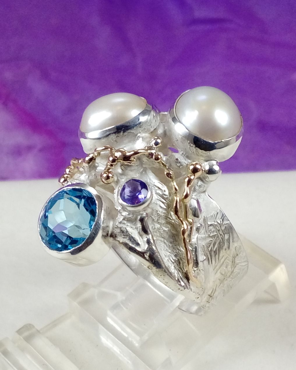 Gregory Pyra Piro ručně vyrobený prsten 7320, šperky prodávané v galeriích, prsten s jantarem a ametystem, prsten s ametystem a perlou, prsten s perlou a modrým topazem