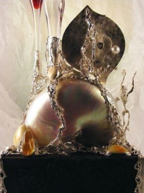 Gregory Pyra Piro Horloge Sculpture, argent 925 et or 18 ct., Nautilidae, Bois de Chêneambre, Druse, Péridot, Grenat, Améthyste, Perle