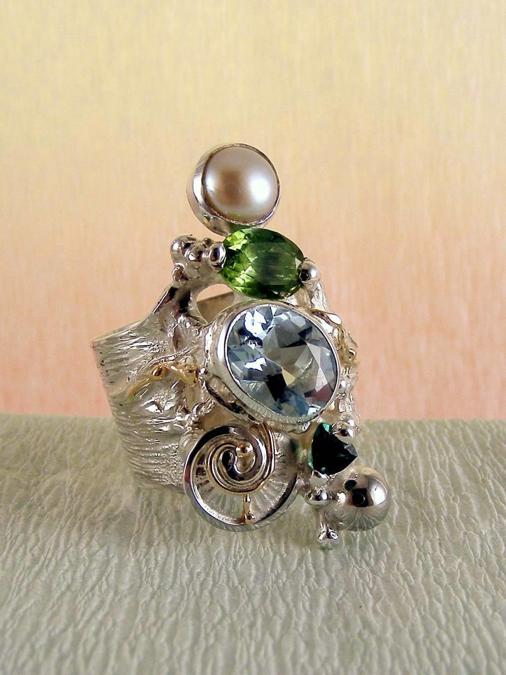 gegory pyra piro ring 1441, mixed metal jewellery from silver and gold, rings for women with blue topaz and peridot, rings for women with green tourmaline and pearl, rings for women with blue topaz and pearls, rings for women with blue topaz and green tourmaline, rings in art and craft galleries