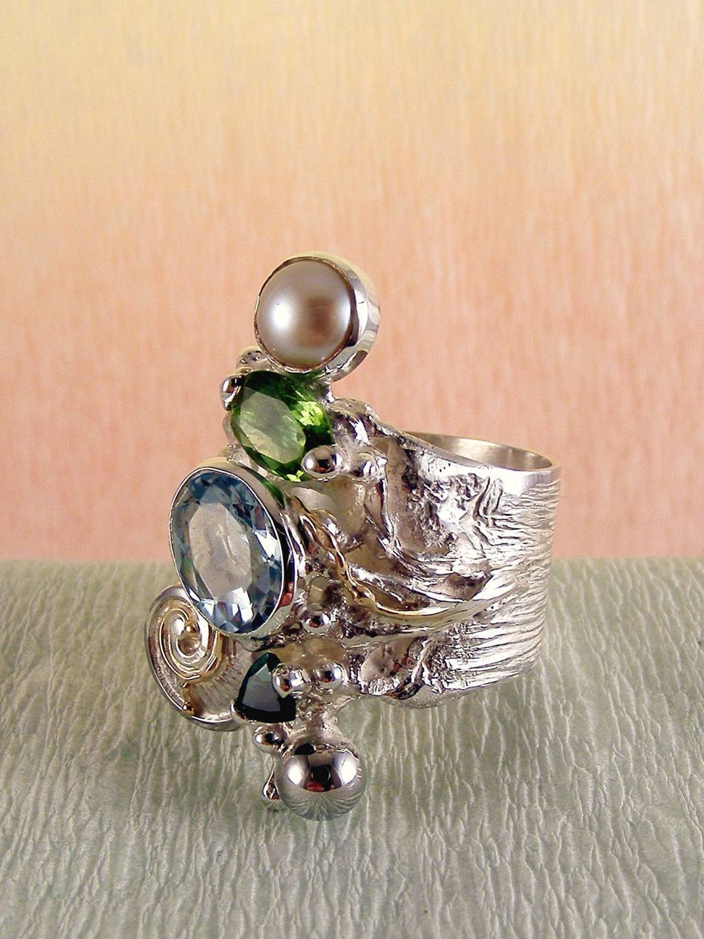 gegory pyra piro ring 1441, mixed metal jewellery from silver and gold, rings for women with blue topaz and peridot, rings for women with green tourmaline and pearl, rings for women with blue topaz and pearls, rings for women with blue topaz and green tourmaline, rings in art and craft galleries