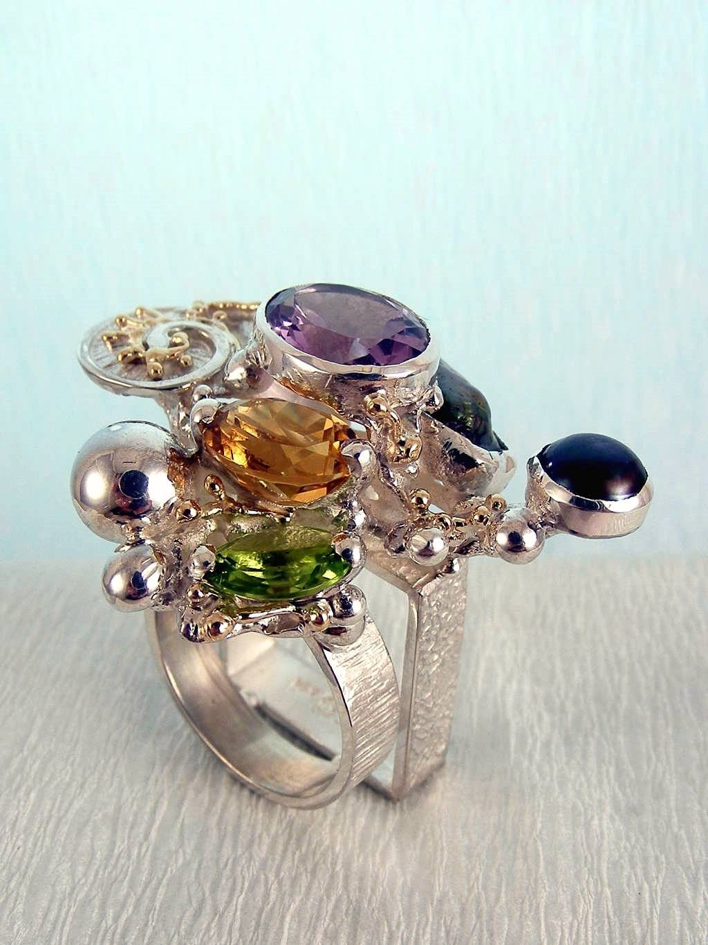 one of a kind ring in silver and gold, one of a kind mixed metal jewellery, gregory pyra piro cyber ring 1565, art jewellery in silver and gold, cyber rings for women with citrine and peridot, cyber rings for women with amethyst and peridot