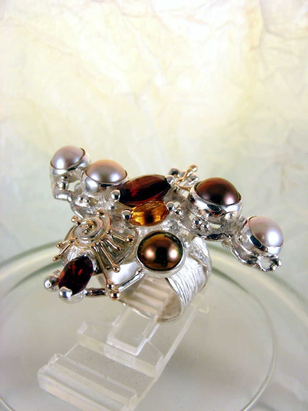 módní šperky, modní styl, sběratelská položka, šperky vyrobené ze stříbra a zlata, ručně vyráběný prsten s granátem a perlou, ručně vyráběný prsten s granátem a citrinem, ručně vyráběný prsten s citrinem a perlou, Gregory Pyra Piro prstýnek 3627