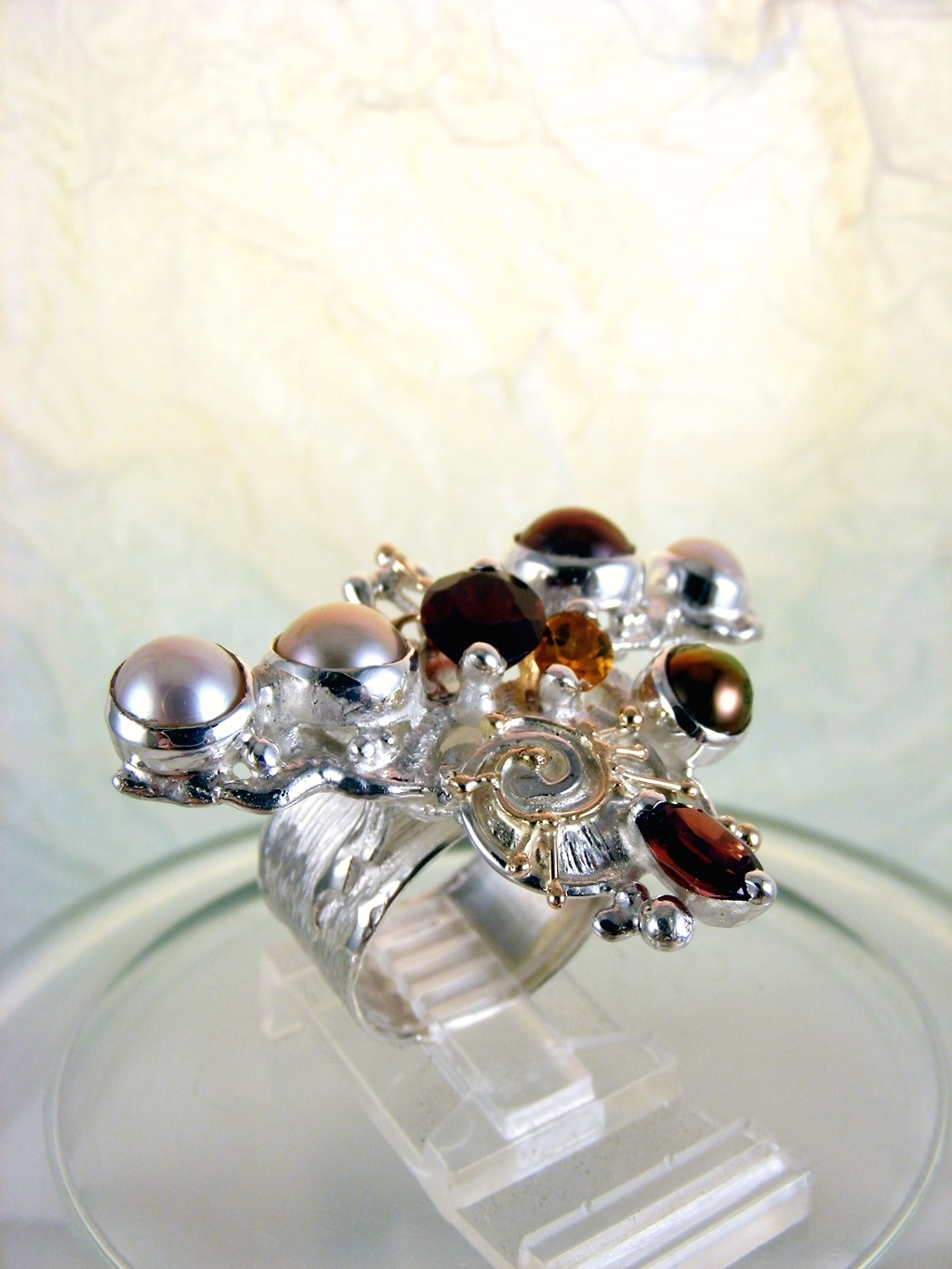 módní šperky, modní styl, sběratelská položka, šperky vyrobené ze stříbra a zlata, ručně vyráběný prsten s granátem a perlou, ručně vyráběný prsten s granátem a citrinem, ručně vyráběný prsten s citrinem a perlou, Gregory Pyra Piro prstýnek 3627