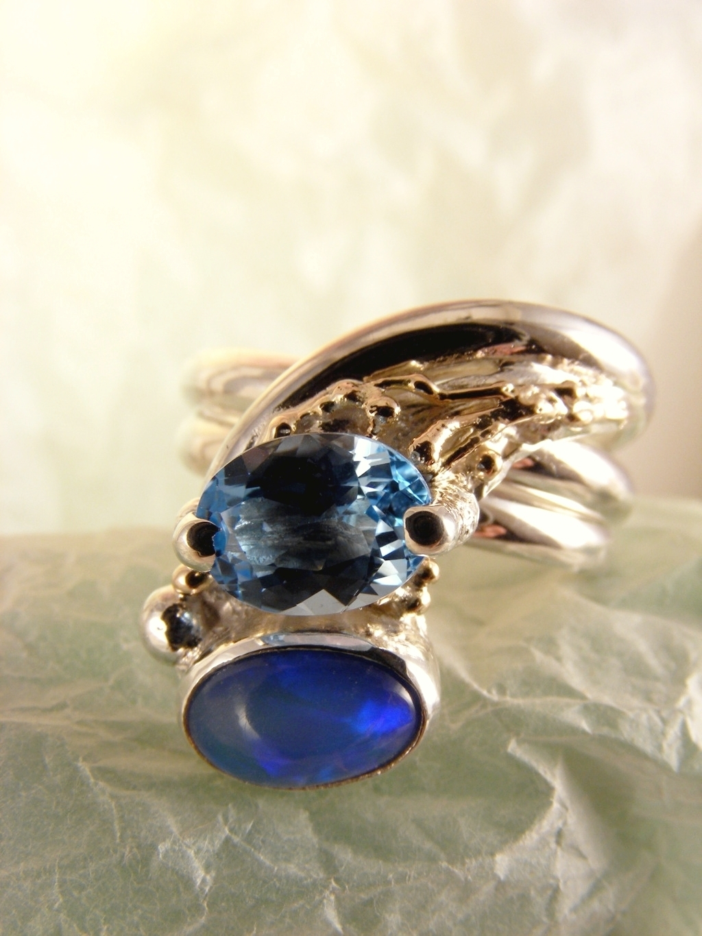 Gregory Pyra Piro handgefertigter Ring 2015, Gregory Pyra Piro Ring mit einstellbarer Größe, einzigartiger Designring aus Gold und Silber, einzigartiger Designgoldschmied mit gemischten Metallen, einzigartiger Designring mit blauem Topas und Opal, einzigartiger Designschmuck, der in Kunstgalerien gezeigt wird