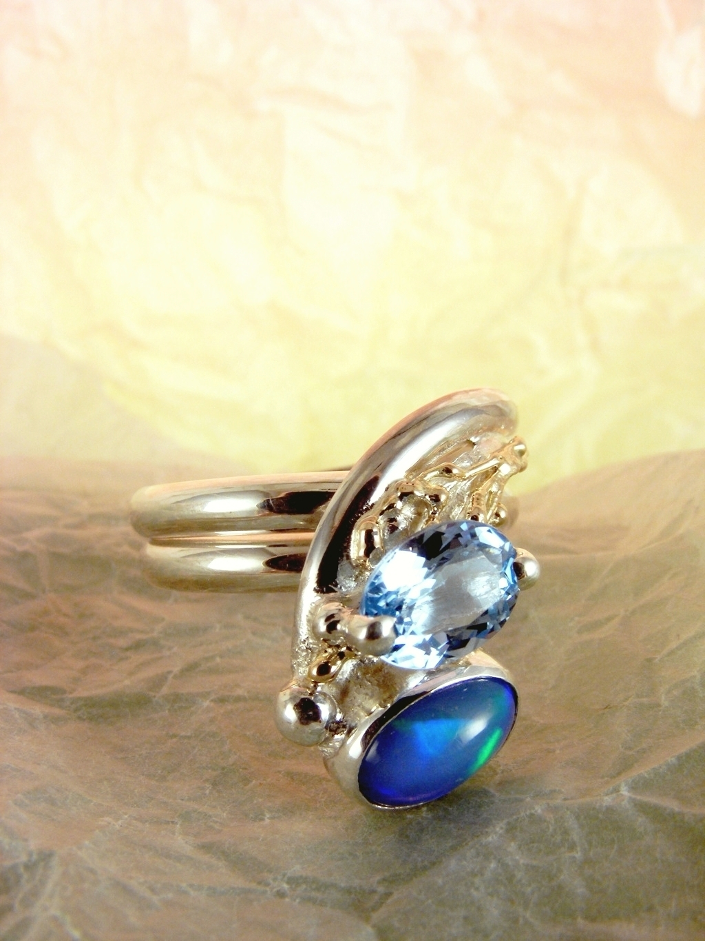 Gregory Pyra Piro handgefertigter Ring 2015, Gregory Pyra Piro Ring mit einstellbarer Größe, einzigartiger Designring aus Gold und Silber, einzigartiger Designgoldschmied mit gemischten Metallen, einzigartiger Designring mit blauem Topas und Opal, einzigartiger Designschmuck, der in Kunstgalerien gezeigt wird