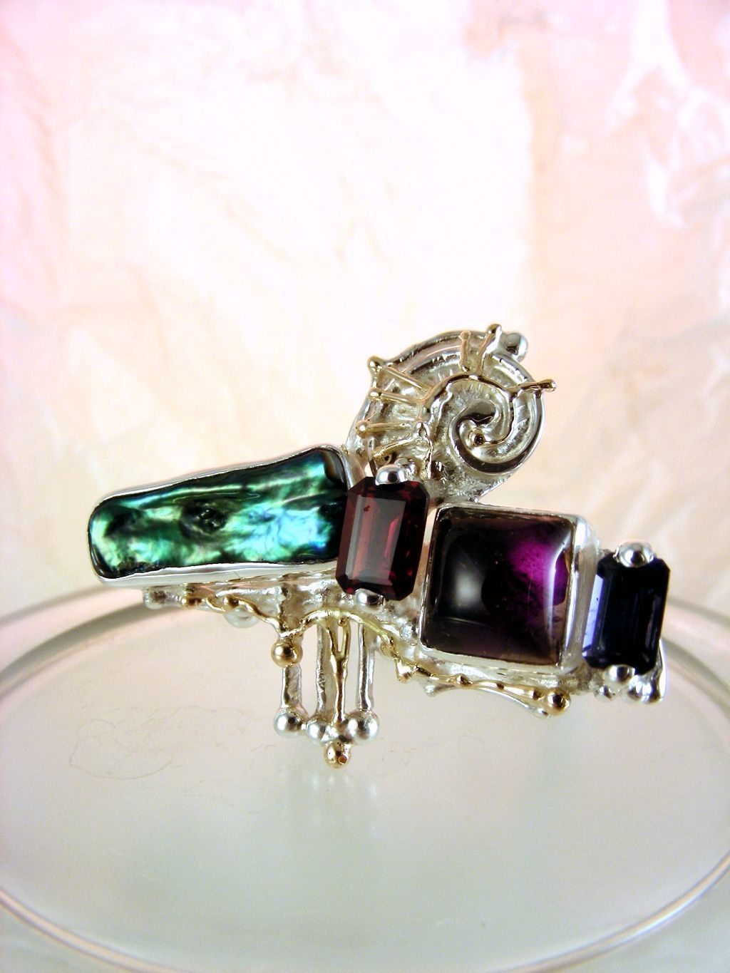 módní šperky, modní styl, sběratelská položka, šperky vyrobené ze stříbra a zlata, ručně vyráběný kvadrátový prstýnek s ametystem a perlou, ručně vyráběný kvadrátový prstýnek s ametystem a růžovým turmalínem, ručně vyráběný kvadrátový prstýnek s růžovým turmalínem a iolitem, ručně vyráběný kvadrátový prstýnek s ametystem a iolitem, Gregory Pyra Piro kvadrátový prstýnek čís. 7439