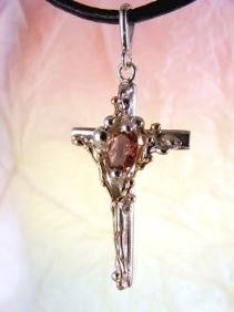gregory pyra piro bijoux d'auteur, bijoux d'auteur or 14 ct et argent 925 avec pierres et perles, bijoux lux avec perles et pierres de créateur, bijoux d'art gregory pyra piro, bijoux avec perles naturelles et pierres précieuses, bijoux d'auteur artisanaux, argent et or bijoux, boutique et galerie bijoux, bijoux fait par des artisans, bijou lux avec pierres en or 14 ct et or 925, bijoux contemporains argent 925 et or 14 ct, gregory pyra piro bijoux d'art, gregory pyra piro pendentif #Croix 9093