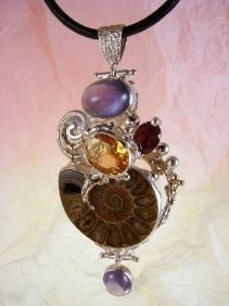 gregory pyra piro konst smycken, smycken gjorda av hantverkare, handgjorda smycken i konstgallerier, smycken med ädelstenar och pärlor, handgjorda smycken med pärlor och ädelstenar, smycken med bärnsten och pärlor, smycken med ädelstenar och bärnsten, smycken gjorda av hantverkare, konstsmycken från silver och guld med ädelstenar, smycken av silver och guld med ädelstenar och pärlorgregory pyra piro konstsmycke, gregory pyra piro hänge 6852