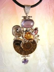 gregory pyra piro konst smycken, smycken gjorda av hantverkare, handgjorda smycken i konstgallerier, smycken med ädelstenar och pärlor, handgjorda smycken med pärlor och ädelstenar, smycken med bärnsten och pärlor, smycken med ädelstenar och bärnsten, smycken gjorda av hantverkare, konstsmycken från silver och guld med ädelstenar, smycken av silver och guld med ädelstenar och pärlorgregory pyra piro konstsmycke, gregory pyra piro hänge 6852