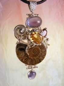 gregory pyra piro konst smycken, smycken gjorda av hantverkare, handgjorda smycken i konstgallerier, smycken med ädelstenar och pärlor, handgjorda smycken med pärlor och ädelstenar, smycken med bärnsten och pärlor, smycken med ädelstenar och bärnsten, smycken gjorda av hantverkare, konstsmycken från silver och guld med ädelstenar, smycken av silver och guld med ädelstenar och pärlorgregory pyra piro konstsmycke, gregory pyra piro hänge 6852