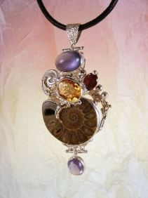 gregory pyra piro konst smycken, smycken gjorda av hantverkare, handgjorda smycken i konstgallerier, smycken med ädelstenar och pärlor, handgjorda smycken med pärlor och ädelstenar, smycken med bärnsten och pärlor, smycken med ädelstenar och bärnsten, smycken gjorda av hantverkare, konstsmycken från silver och guld med ädelstenar, smycken av silver och guld med ädelstenar och pärlorgregory pyra piro konstsmycke, gregory pyra piro hänge 6852
