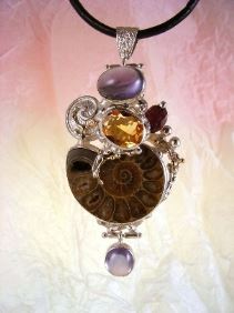 gregory pyra piro konst smycken, smycken gjorda av hantverkare, handgjorda smycken i konstgallerier, smycken med ädelstenar och pärlor, handgjorda smycken med pärlor och ädelstenar, smycken med bärnsten och pärlor, smycken med ädelstenar och bärnsten, smycken gjorda av hantverkare, konstsmycken från silver och guld med ädelstenar, smycken av silver och guld med ädelstenar och pärlorgregory pyra piro konstsmycke, gregory pyra piro hänge 6852