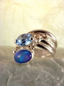Silber und Gold Ring mit blauer Topas und Opal, einzigartiger Designschmuck mit blauer Topas und Opal, Kunstschmuck mit blauer Topas und Opal, Silber und Gold Schmukkunst mit blauer Topas und Opal, Silber und Gold Einzelstück Schmuck mit blauer Topas und Opal, Gregory Pyra Piro handgefertigter Ring 2015, Gregory Pyra Piro Ring mit einstellbarer Größe, einzigartiger Designring aus Gold und Silber, einzigartiger Designgoldschmied mit gemischten Metallen, einzigartiger Designring mit blauem Topas und Opal, einzigartiger Designschmuck, der in Kunstgalerien gezeigt wird