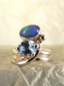 Silber und Gold Ring mit blauer Topas und Opal, einzigartiger Designschmuck mit blauer Topas und Opal, Kunstschmuck mit blauer Topas und Opal, Silber und Gold Schmukkunst mit blauer Topas und Opal, Silber und Gold Einzelstück Schmuck mit blauer Topas und Opal, Gregory Pyra Piro handgefertigter Ring 2015, Gregory Pyra Piro Ring mit einstellbarer Größe, einzigartiger Designring aus Gold und Silber, einzigartiger Designgoldschmied mit gemischten Metallen, einzigartiger Designring mit blauem Topas und Opal, einzigartiger Designschmuck, der in Kunstgalerien gezeigt wird