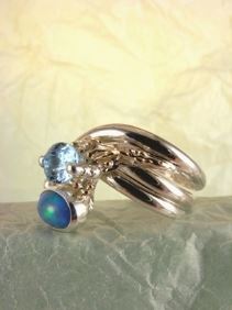 Silber und Gold Ring mit blauer Topas und Opal, einzigartiger Designschmuck mit blauer Topas und Opal, Kunstschmuck mit blauer Topas und Opal, Silber und Gold Schmukkunst mit blauer Topas und Opal, Silber und Gold Einzelstück Schmuck mit blauer Topas und Opal, Gregory Pyra Piro handgefertigter Ring 2015, Gregory Pyra Piro Ring mit einstellbarer Größe, einzigartiger Designring aus Gold und Silber, einzigartiger Designgoldschmied mit gemischten Metallen, einzigartiger Designring mit blauem Topas und Opal, einzigartiger Designschmuck, der in Kunstgalerien gezeigt wird
