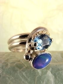Silber und Gold Ring mit blauer Topas und Opal, einzigartiger Designschmuck mit blauer Topas und Opal, Kunstschmuck mit blauer Topas und Opal, Silber und Gold Schmukkunst mit blauer Topas und Opal, Silber und Gold Einzelstück Schmuck mit blauer Topas und Opal, Gregory Pyra Piro handgefertigter Ring 2015, Gregory Pyra Piro Ring mit einstellbarer Größe, einzigartiger Designring aus Gold und Silber, einzigartiger Designgoldschmied mit gemischten Metallen, einzigartiger Designring mit blauem Topas und Opal, einzigartiger Designschmuck, der in Kunstgalerien gezeigt wird