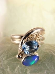 Silber und Gold Ring mit blauer Topas und Opal, einzigartiger Designschmuck mit blauer Topas und Opal, Kunstschmuck mit blauer Topas und Opal, Silber und Gold Schmukkunst mit blauer Topas und Opal, Silber und Gold Einzelstück Schmuck mit blauer Topas und Opal, Gregory Pyra Piro handgefertigter Ring 2015, Gregory Pyra Piro Ring mit einstellbarer Größe, einzigartiger Designring aus Gold und Silber, einzigartiger Designgoldschmied mit gemischten Metallen, einzigartiger Designring mit blauem Topas und Opal, einzigartiger Designschmuck, der in Kunstgalerien gezeigt wird