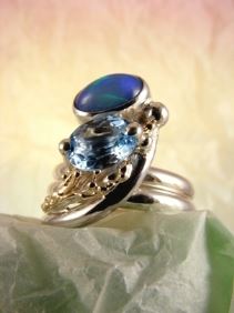 Silber und Gold Ring mit blauer Topas und Opal, einzigartiger Designschmuck mit blauer Topas und Opal, Kunstschmuck mit blauer Topas und Opal, Silber und Gold Schmukkunst mit blauer Topas und Opal, Silber und Gold Einzelstück Schmuck mit blauer Topas und Opal, Gregory Pyra Piro handgefertigter Ring 2015, Gregory Pyra Piro Ring mit einstellbarer Größe, einzigartiger Designring aus Gold und Silber, einzigartiger Designgoldschmied mit gemischten Metallen, einzigartiger Designring mit blauem Topas und Opal, einzigartiger Designschmuck, der in Kunstgalerien gezeigt wird