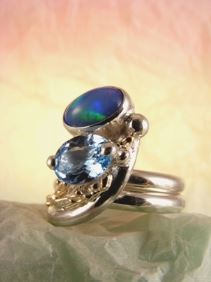 Silber und Gold Ring mit blauer Topas und Opal, einzigartiger Designschmuck mit blauer Topas und Opal, Kunstschmuck mit blauer Topas und Opal, Silber und Gold Schmukkunst mit blauer Topas und Opal, Silber und Gold Einzelstück Schmuck mit blauer Topas und Opal, Gregory Pyra Piro handgefertigter Ring 2015, Gregory Pyra Piro Ring mit einstellbarer Größe, einzigartiger Designring aus Gold und Silber, einzigartiger Designgoldschmied mit gemischten Metallen, einzigartiger Designring mit blauem Topas und Opal, einzigartiger Designschmuck, der in Kunstgalerien gezeigt wird